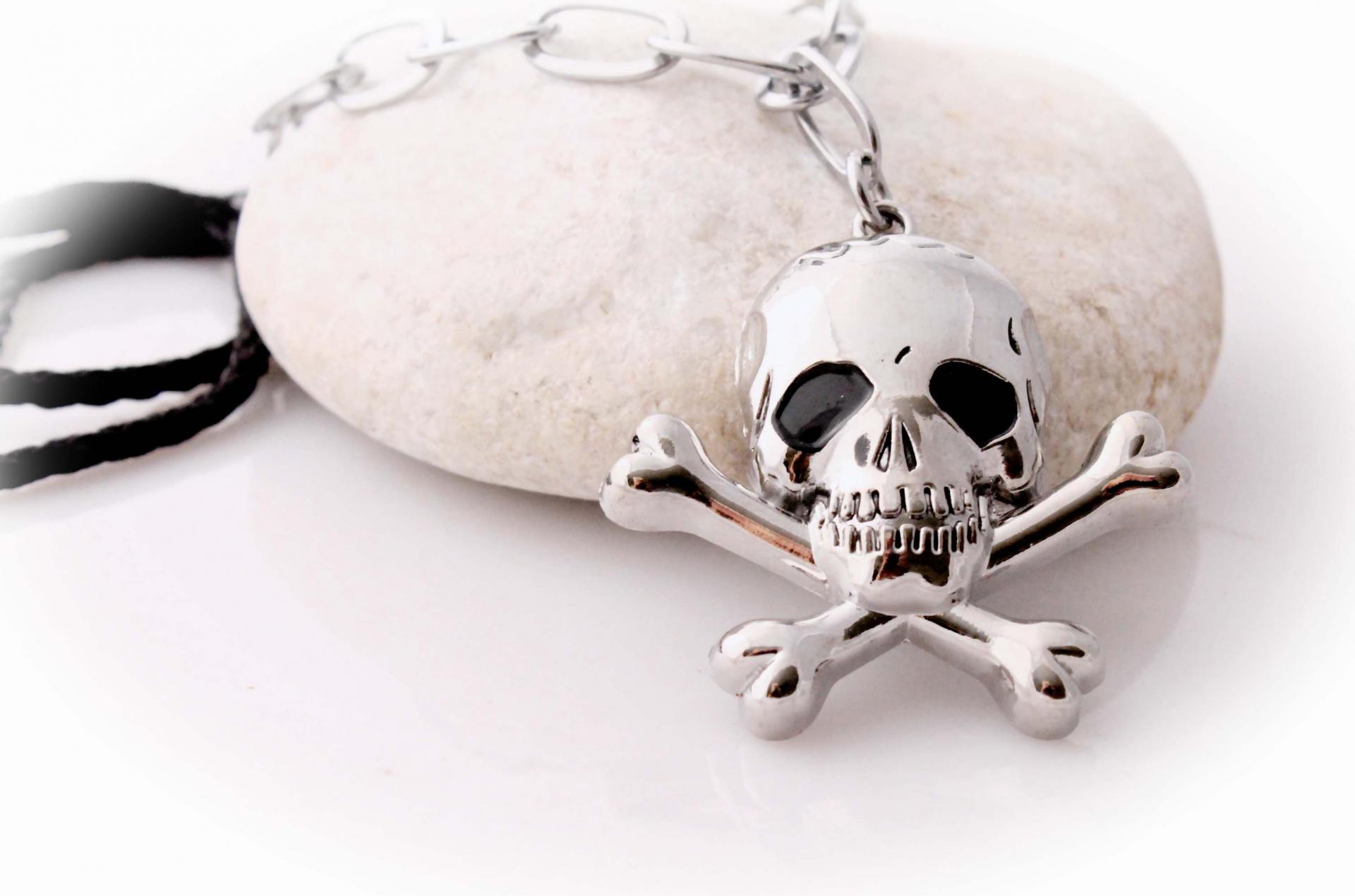 Skull & Crossbones Long Pendant