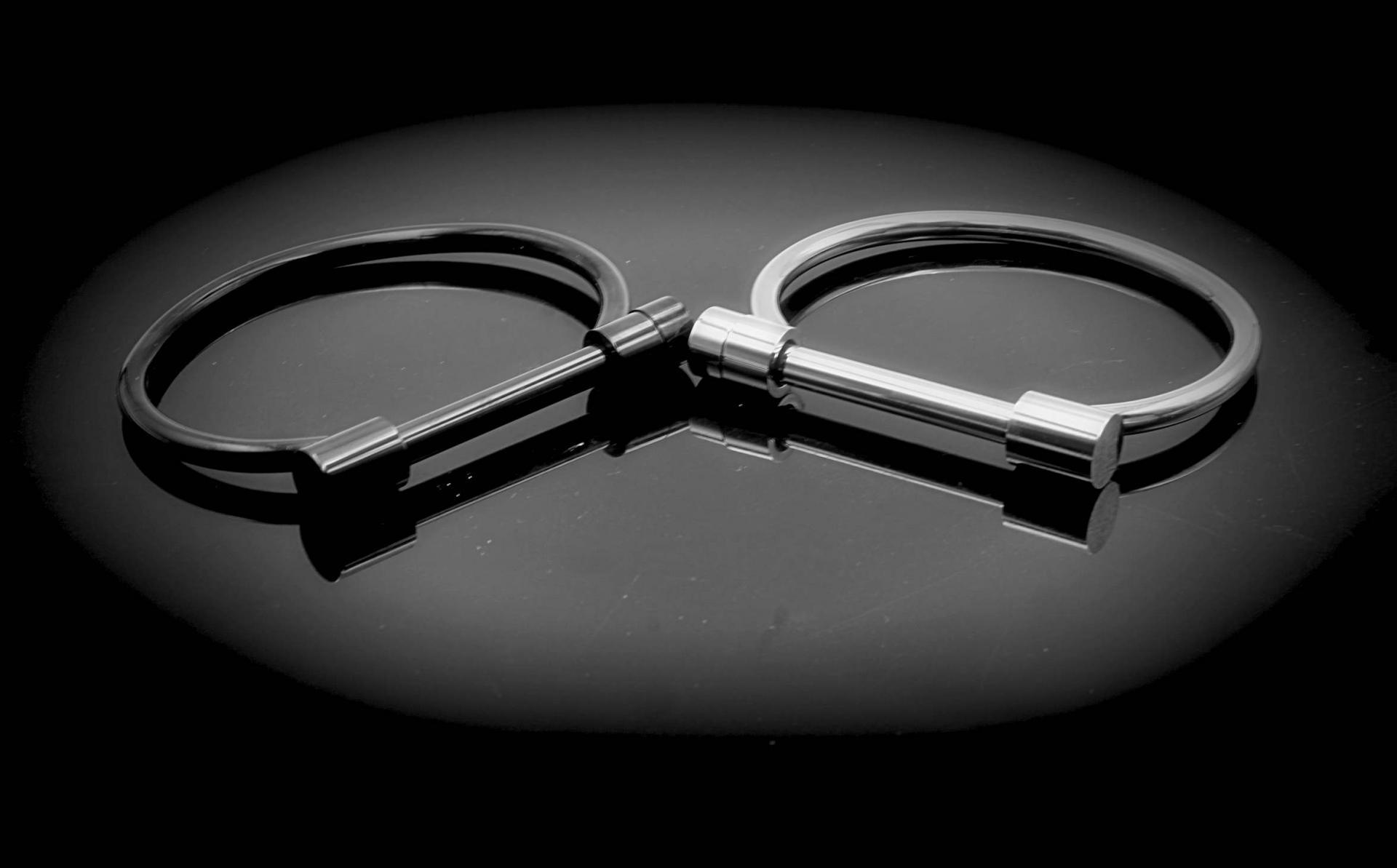 Shackle Bangle Stainless Steel